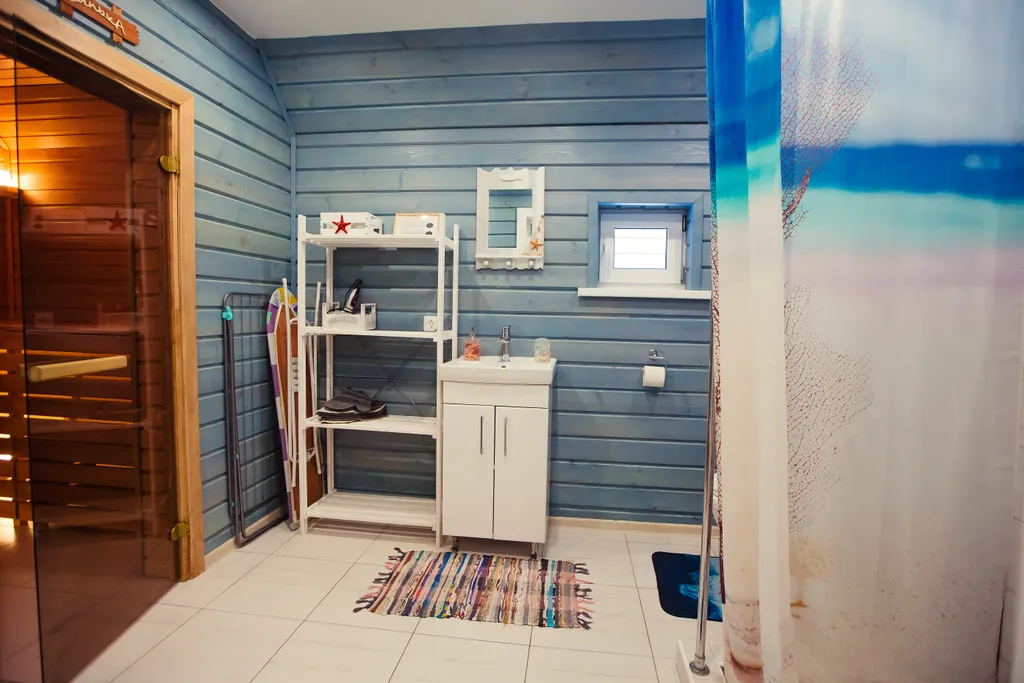 Панорамный коттедж в морском стиле с видом на озеро