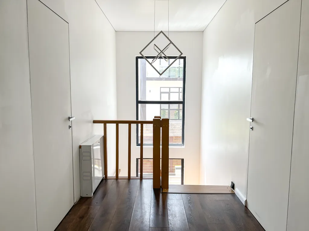 Новый современный дом с теплым бассейном и сауной