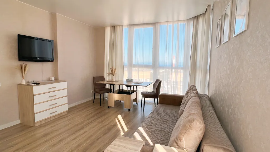 Квартира-студия с отдельной спальней с видом на море