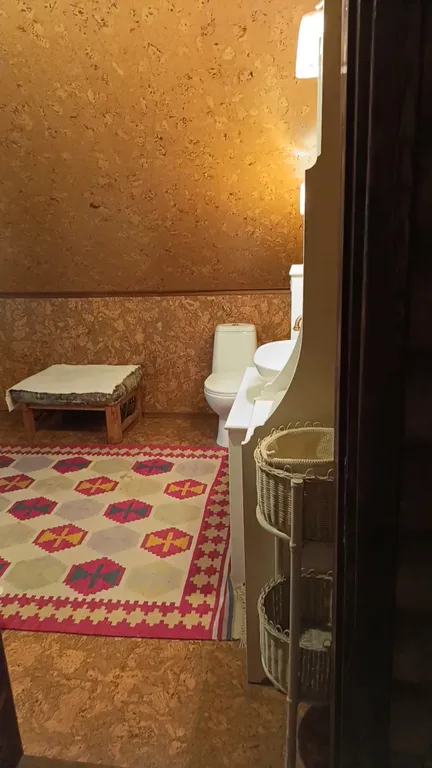 Изба (дом) из экологически чистого бревна под камышовой крышей в лесу