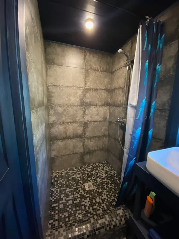 Smaland Musta House на берегу реки