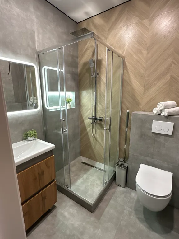 Уютная квартира в новом комплексе с дизайнерским ремонтом