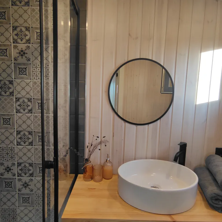 Уютный Сканди домик с видом на холмы, Баня с чаном