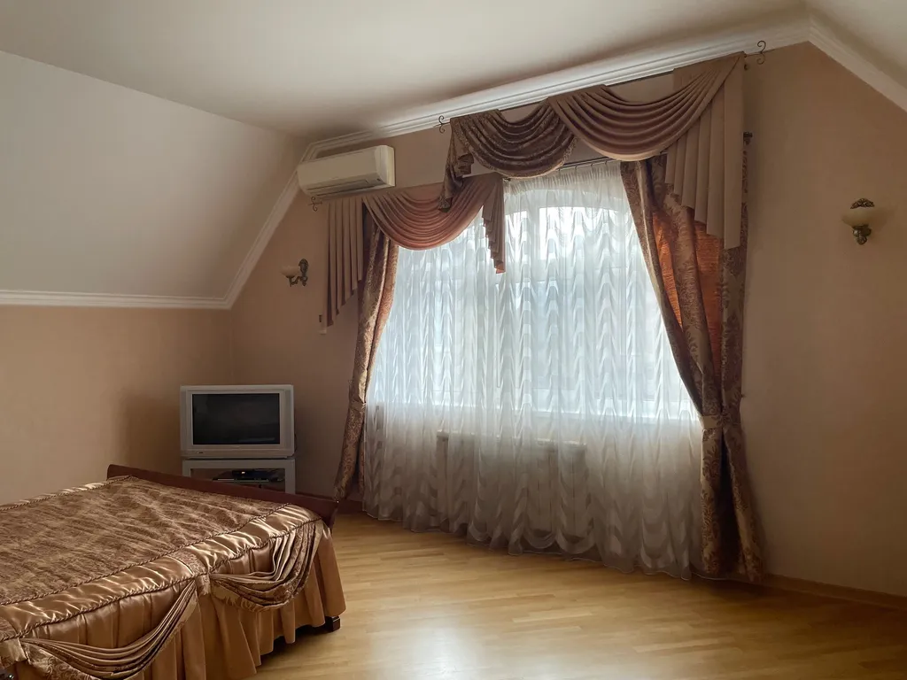 Красивый дом с баней и бассейном