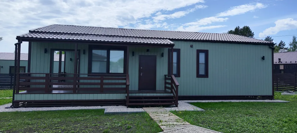 Дом с панорамными окнами в стиле Barn House