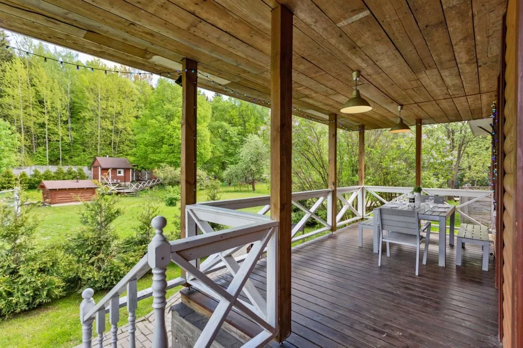 Уютный загородный коттедж у пруда с камином и террасой