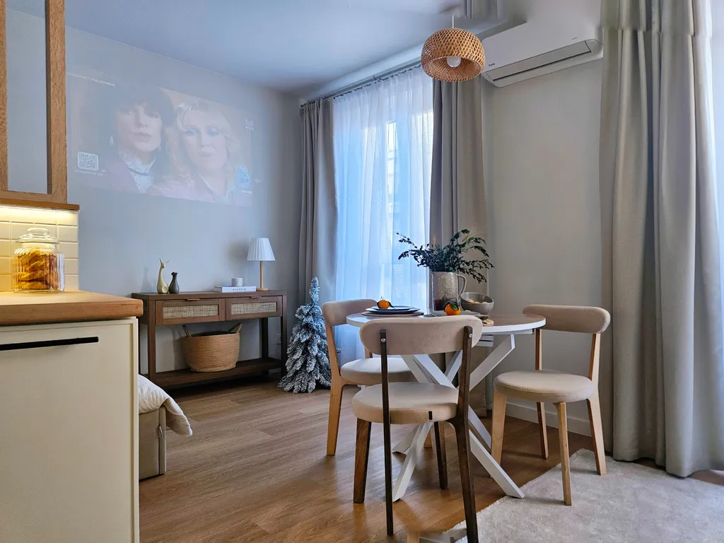 Уютная студия с проектором между морем и горами