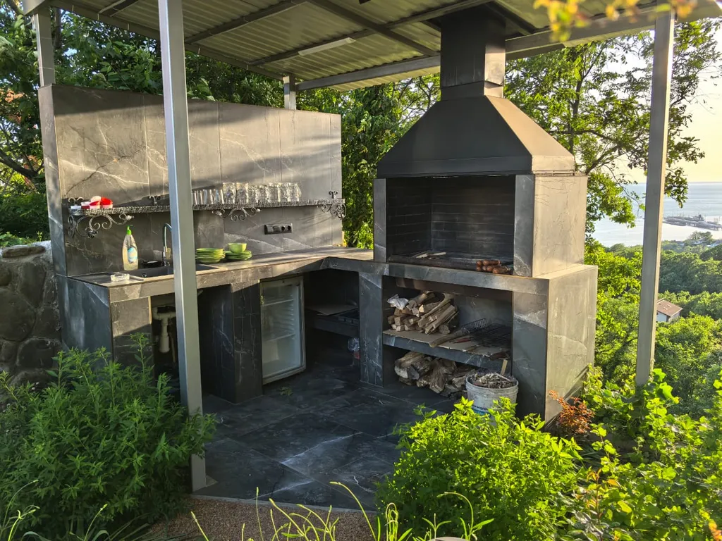 Апартаменты 2 в частном доме с тёплым бассейном у моря