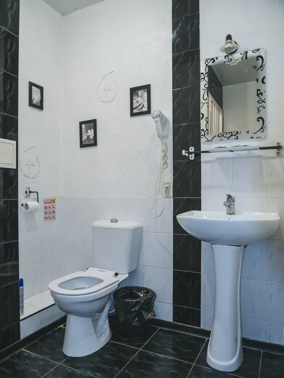 Комната с одной двуспальной кроватью в коттедже.