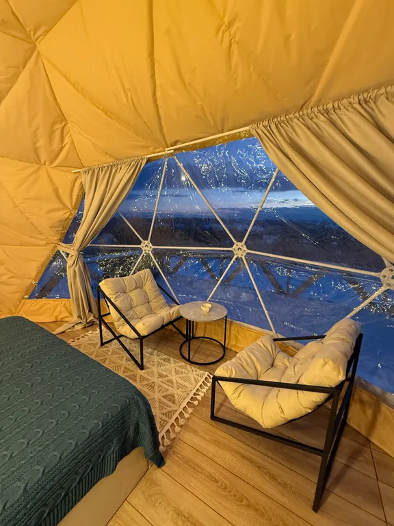 Купольный домик в окружении леса