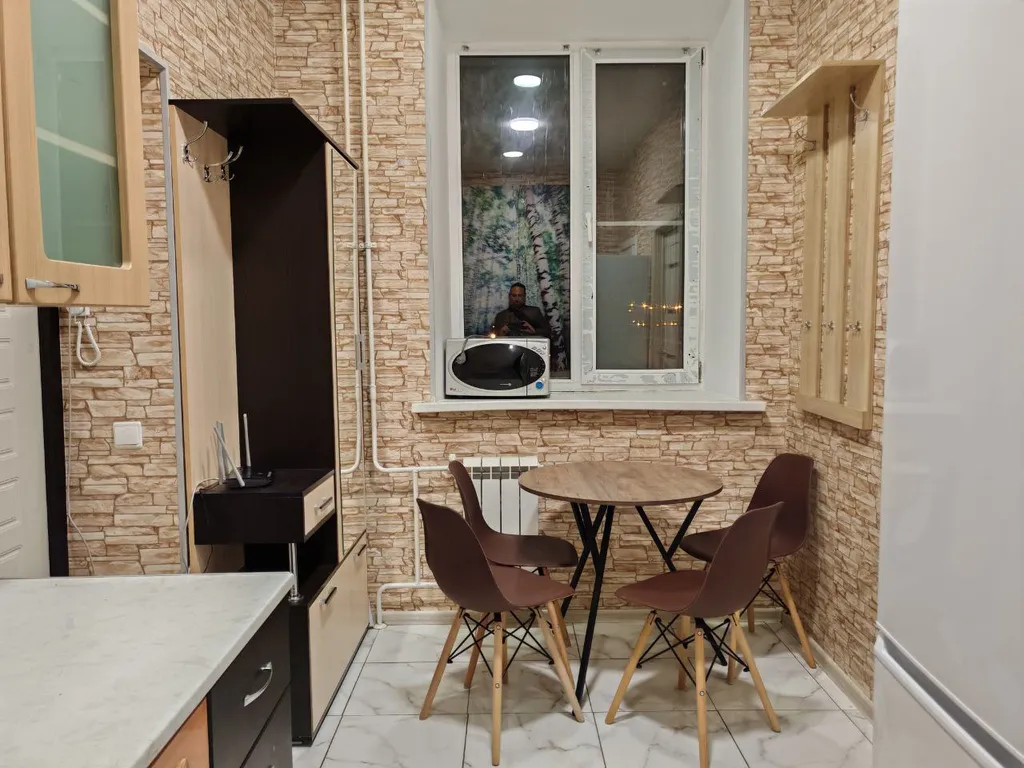 Светлая квартира с большими окнами и высокими потолками