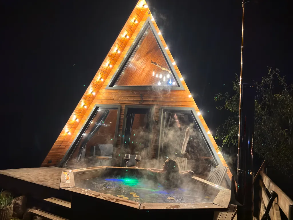 Дом афрейм с видом на горы и пруд