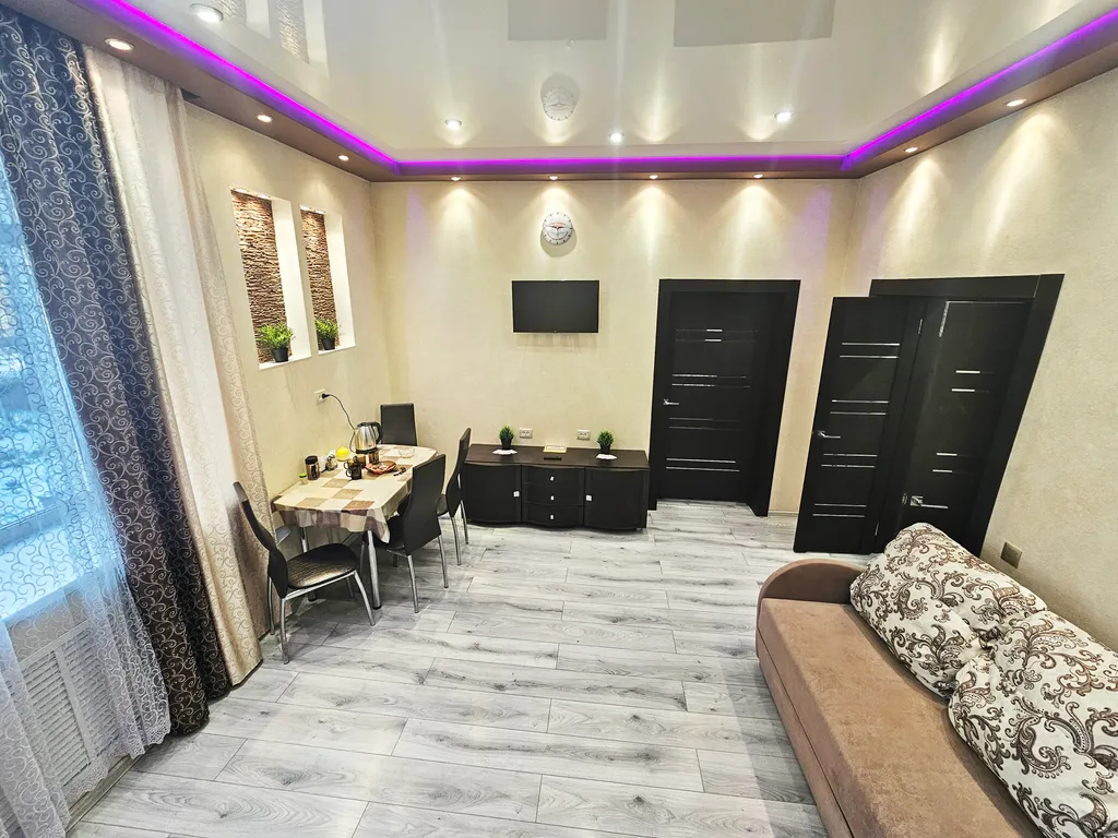 Третий дом возле главного жд вокзала и автовокзала