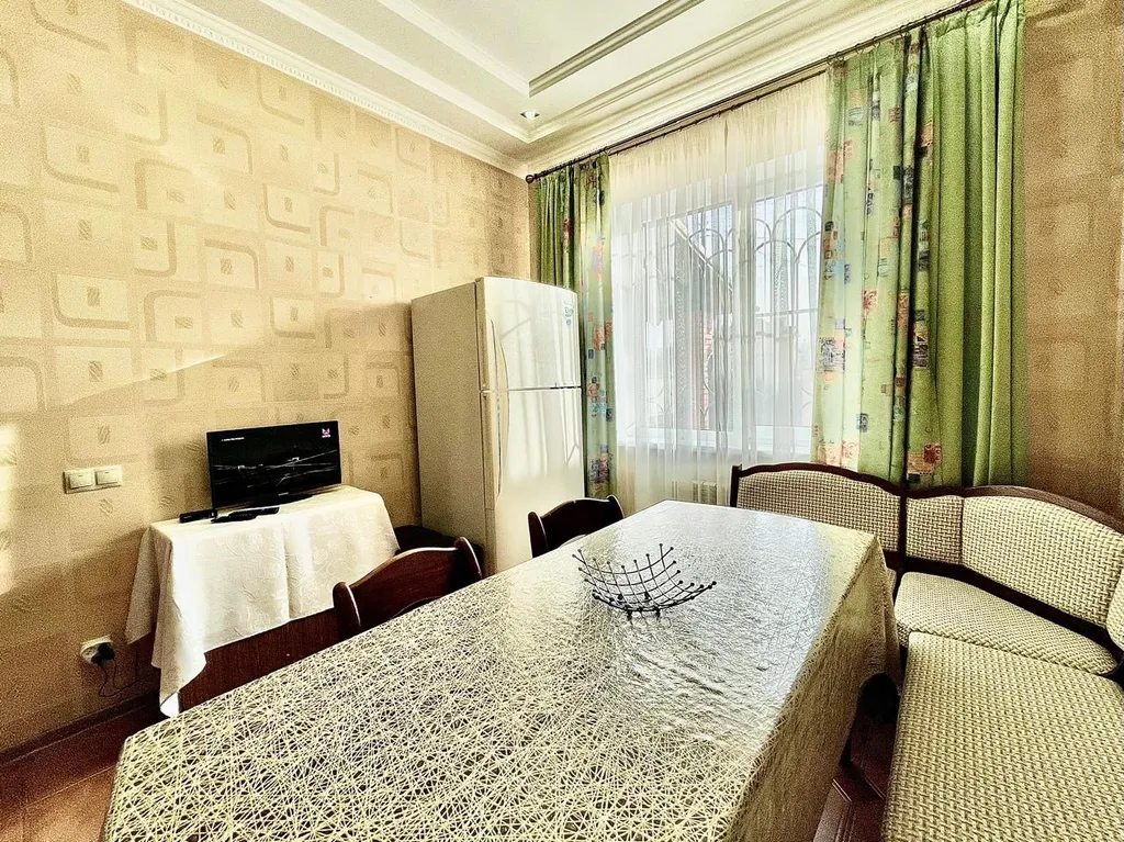 Огромный дом для большой семьи Лоза винограда