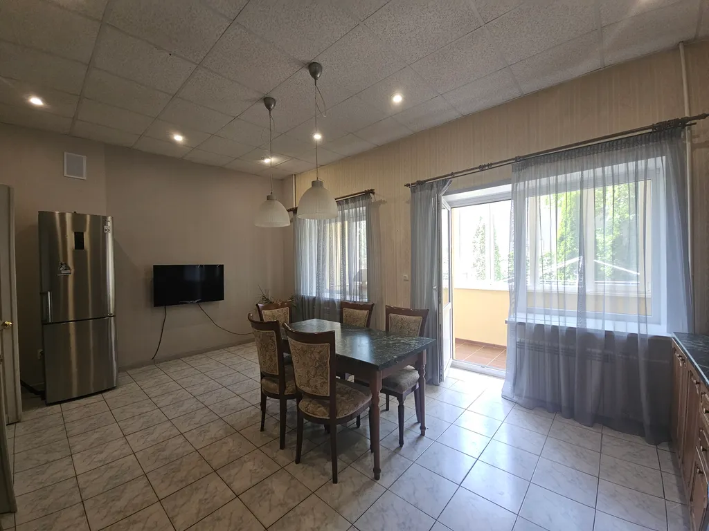 Большой дом в черте города