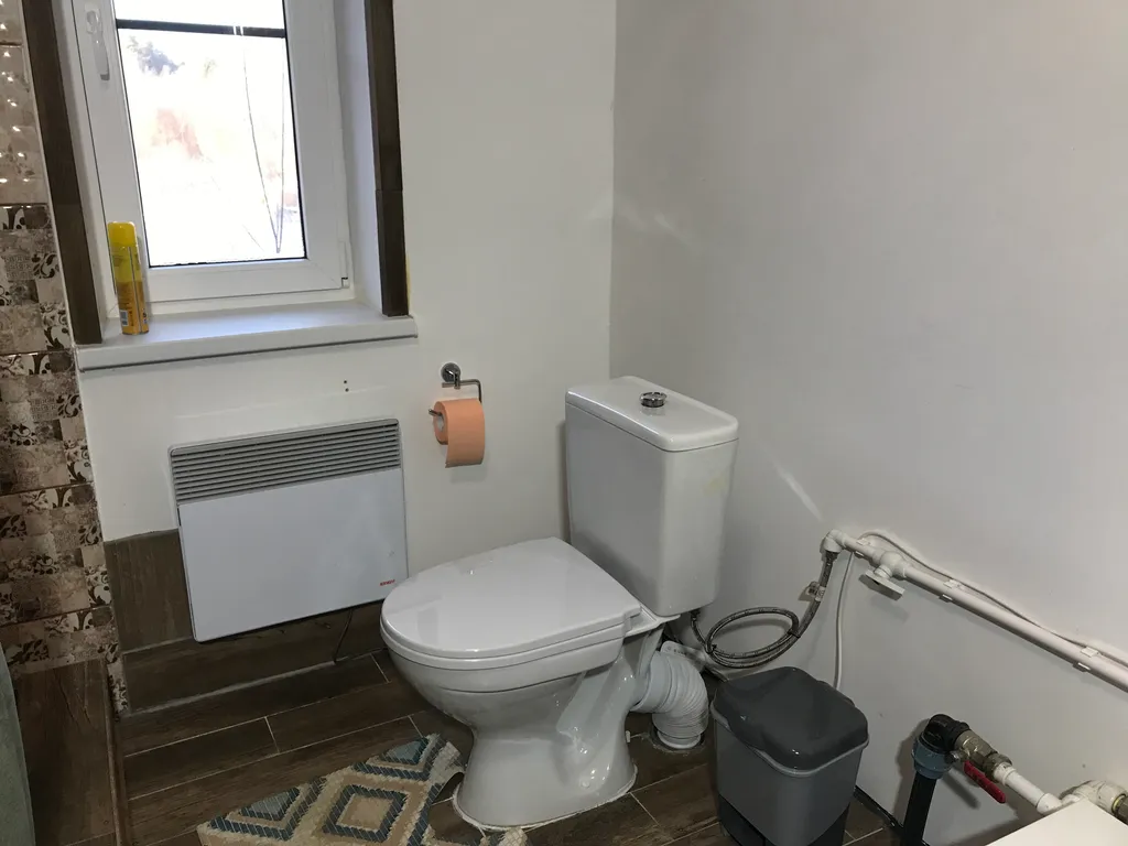 Загородный дом в лесу вблизи залива