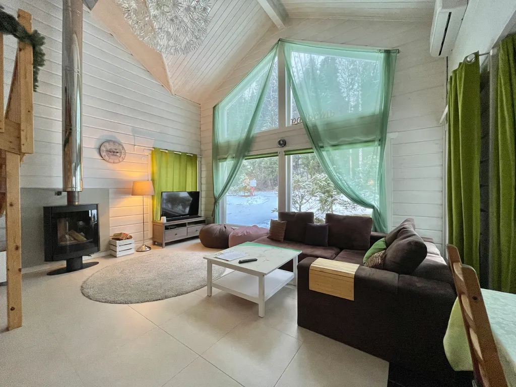 Коттедж с 6 спальнями, сауной и камином