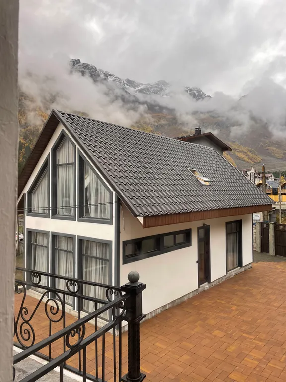 Новый коттедж с витражными окнами в центре — аренда посуточно в Терскол