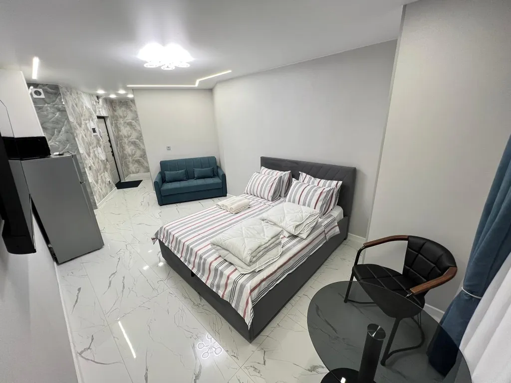 Прекрасная студия с видом на реку и город