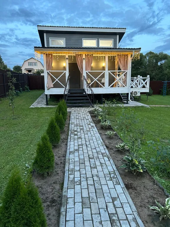 Уютный домик на берегу реки