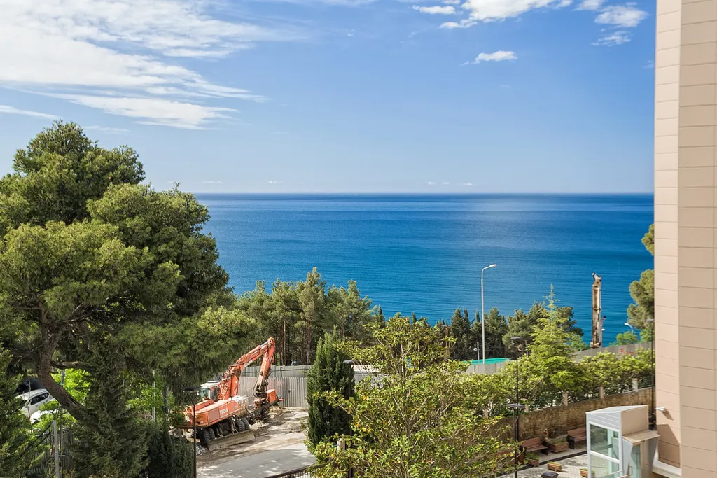 Золотой Ананас с видом на море