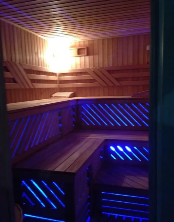 Коттедж под мероприятия с бассейном и баней