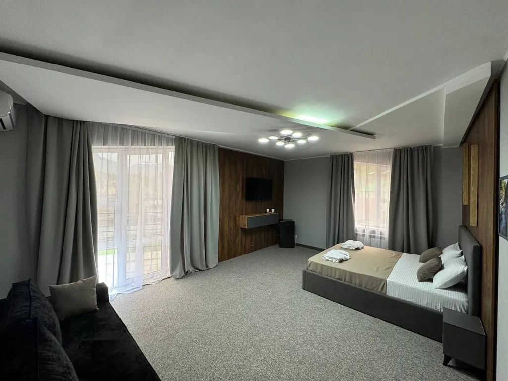 Люкс с балконом и видом на горы и лес