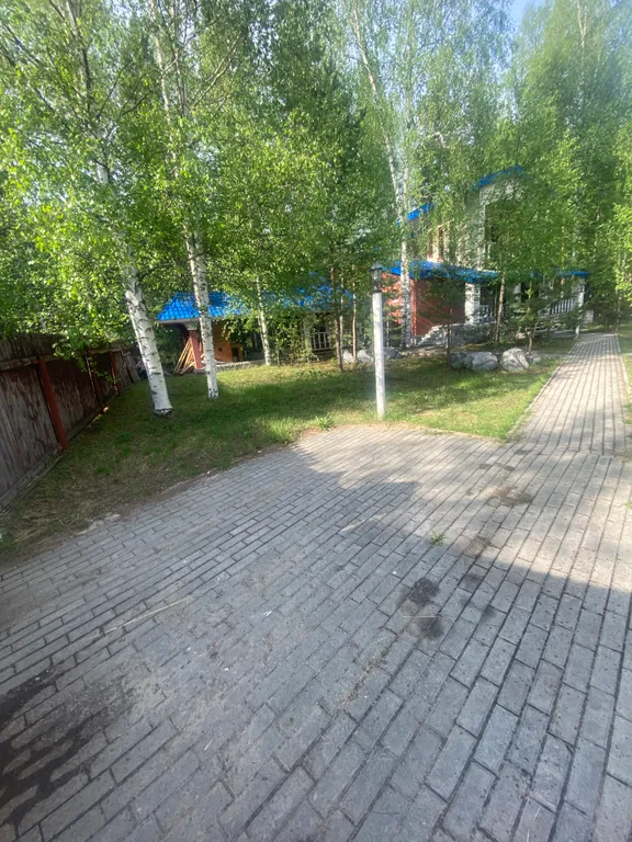 Уютный домик на берегу реки