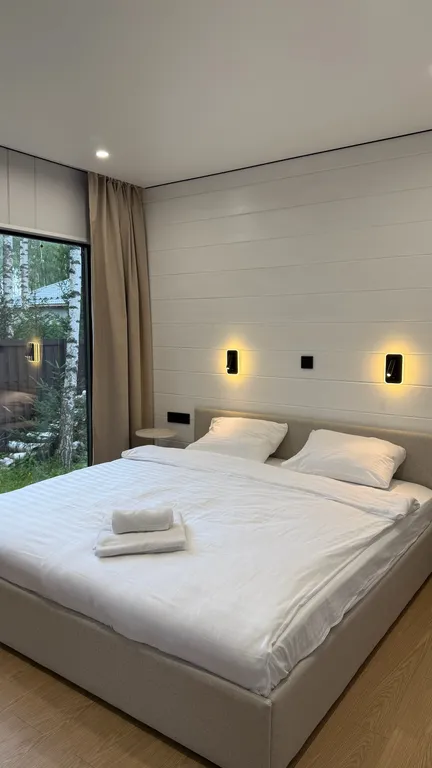 Панорамный дом в окружении леса с сауной