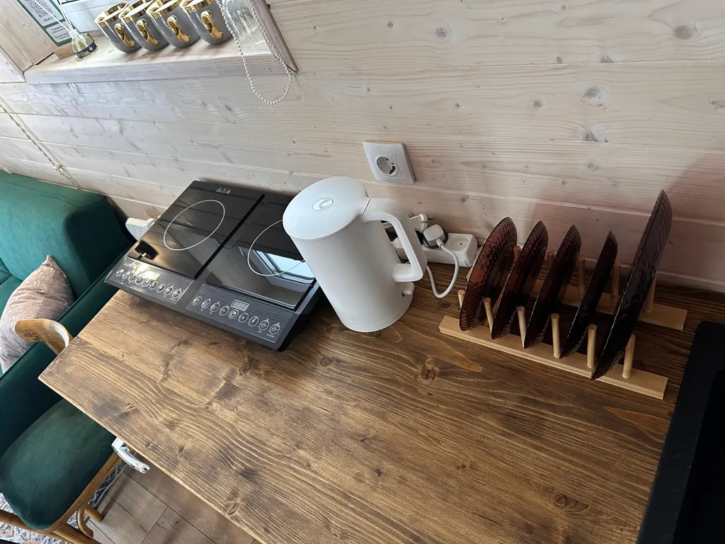 Стильный Красный дом у реки