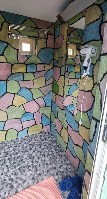 Домик двухместный с раздельными кроватями и удобствами на территории