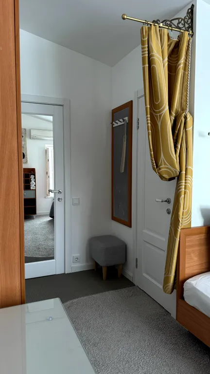 Дабл с видом на оживленный дворик кафе