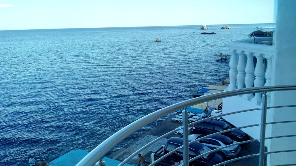 Двухкомнатная квартира у самого моря! (Первая линия]