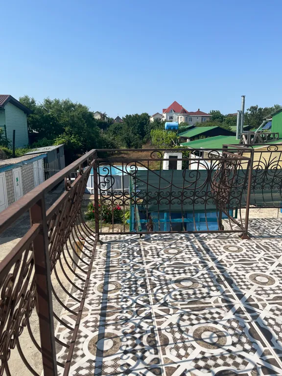 Двухэтажный дом с бассейном