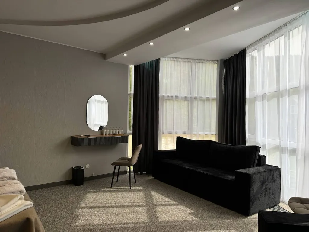 Люкс с панорамными окнами и видом на горы и лес