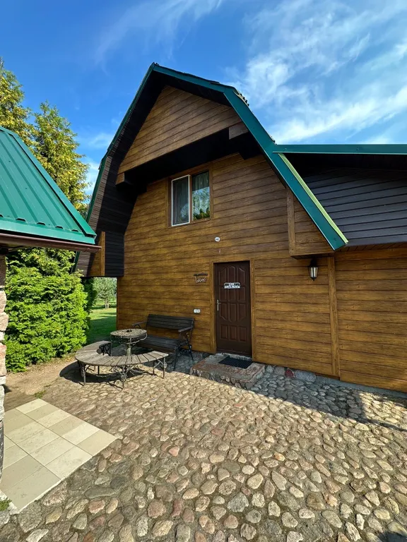 В большом доме 1/2 часть первого этажа