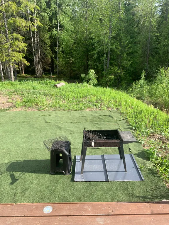 Уютный лесной домик на берегу ручья с выходом в лес