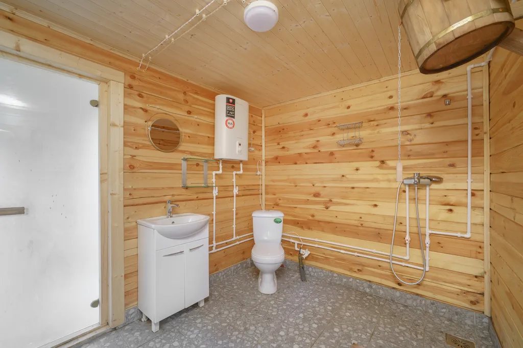 Новый коттедж для отдыха у реки с бассейном и баней