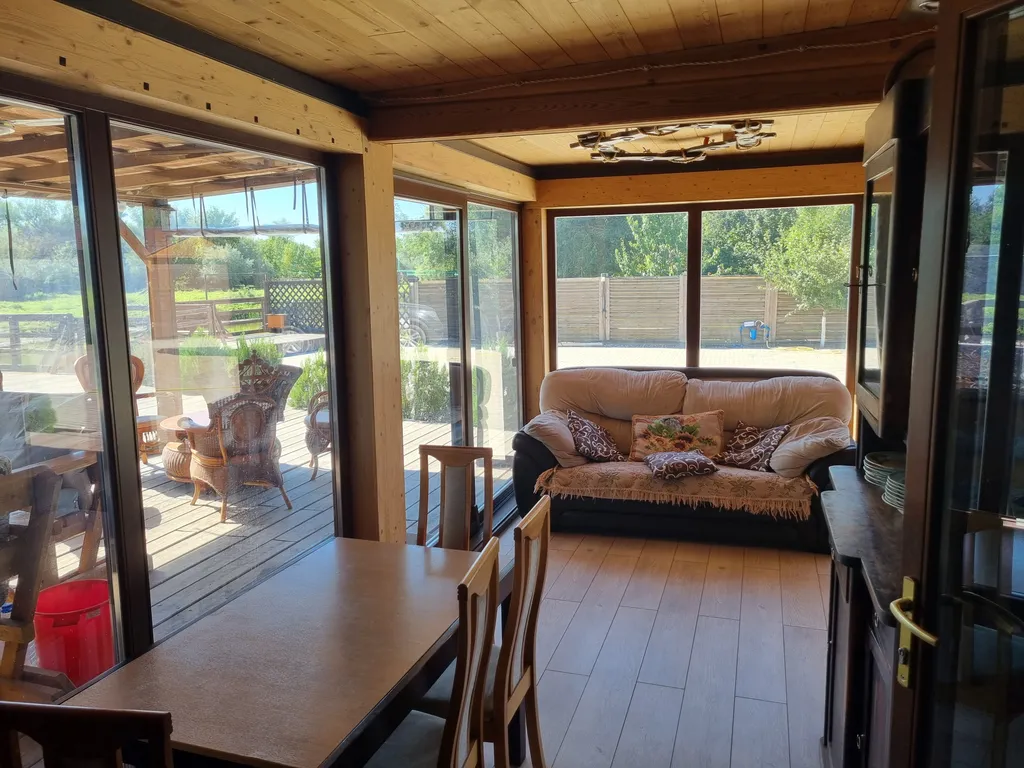 Уютный дом на берегу реки