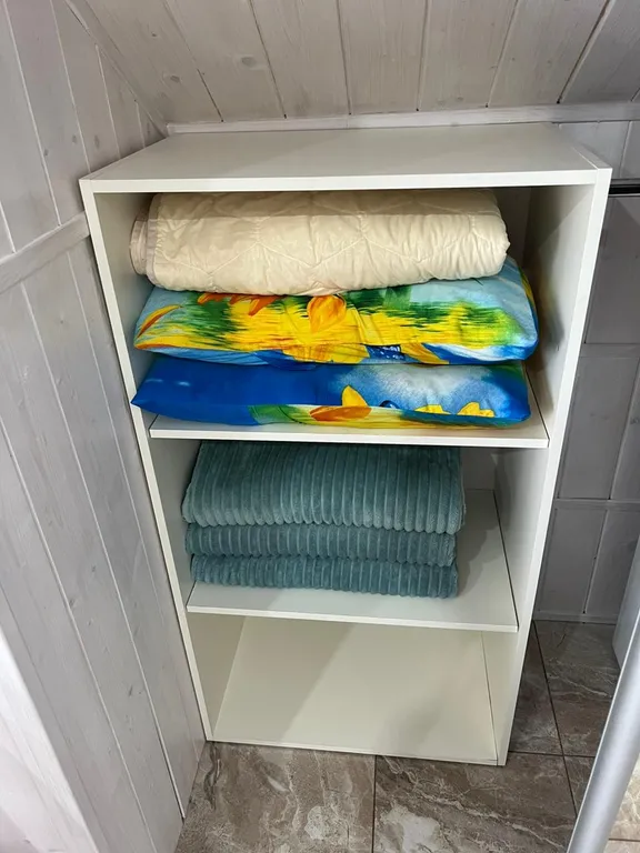 Уютная комната в доме с ванной комнатой