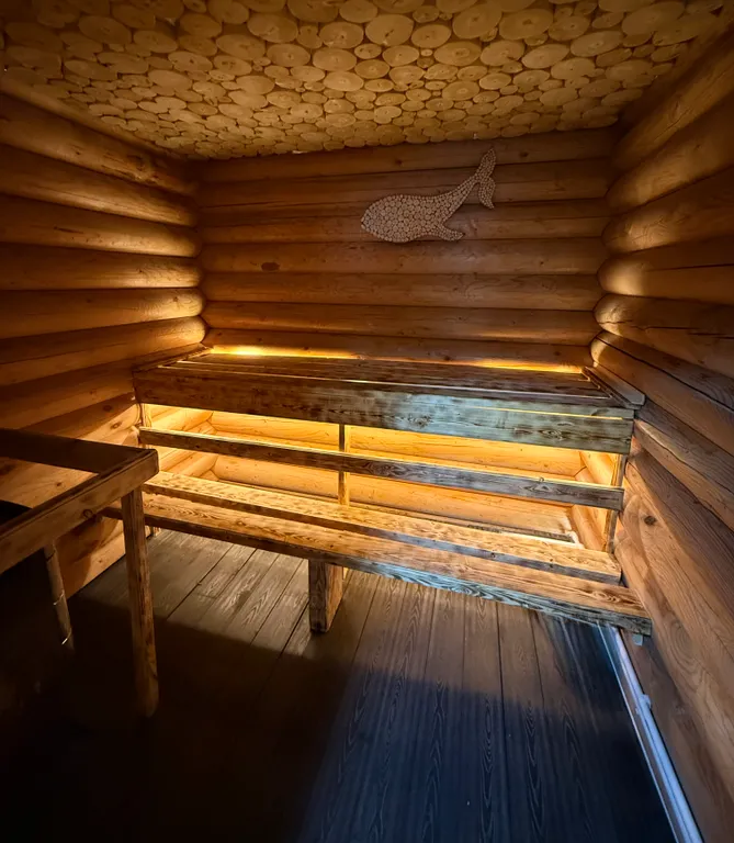 Дом на берегу реки с баней