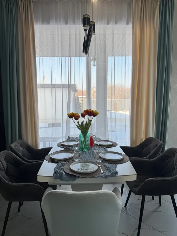 Коттедж Просторный тёплый дом с верандой и гриль столом — Елизаветинская