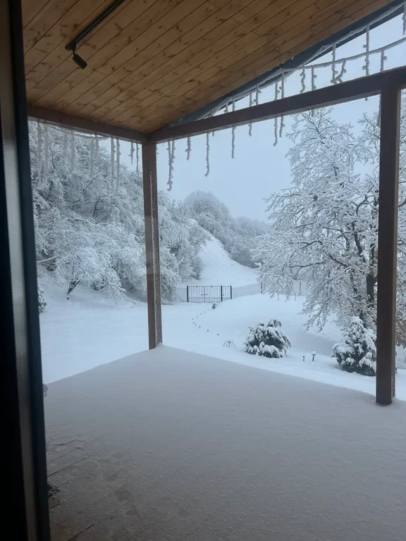 Домик на холме с видом на лес и горы