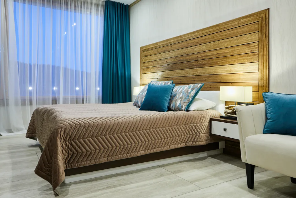 Полулюкс с кроватью размера king-size и видом на озеро