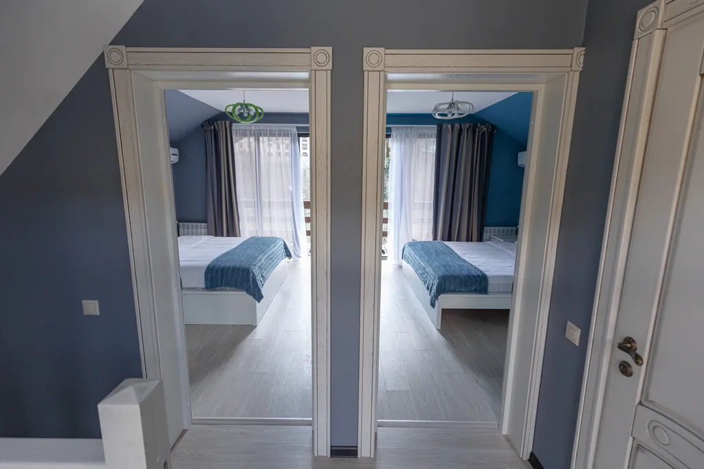 Двухэтажный дом с видом на горы, террасой и парковкой