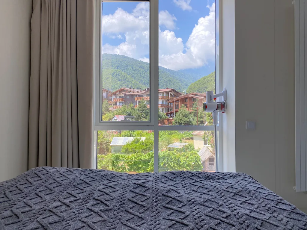 Студия с видом на горы в центре