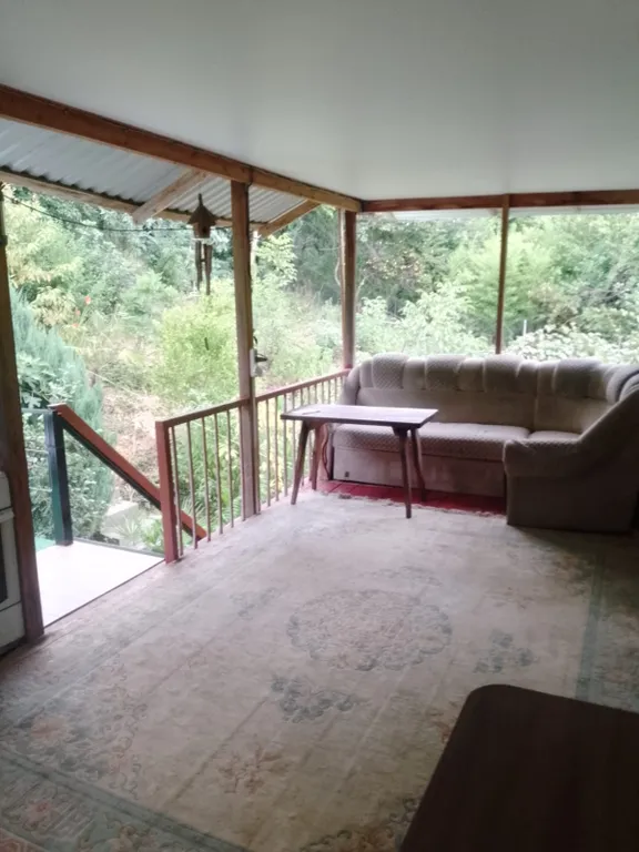 Комната у моря с видом на сад