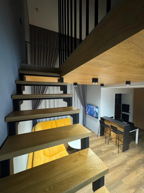 Стильная двухуровневая студия с захватывающим видом на город