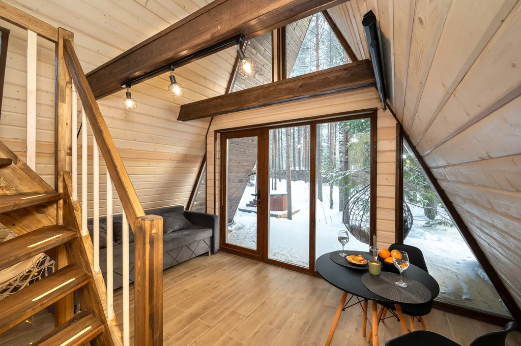 Стильный дом-шалаш с горячей купелью среди вековых сосен