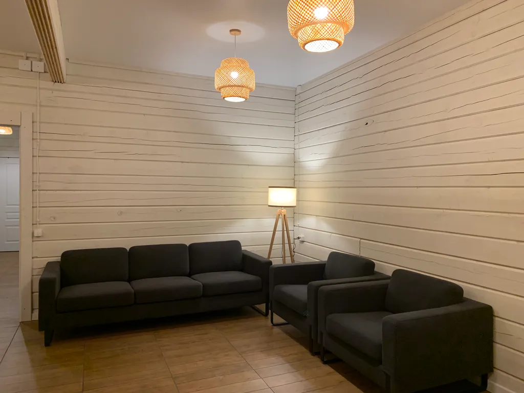 Уютный дом на самом берегу реки